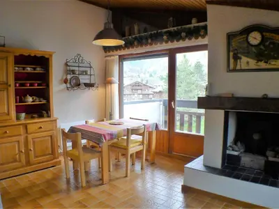 a dining room with a table and chairs and a window at 2 pièces confortable & lumineux au centre de Samoëns - Animaux admis et parking inclus - FR-1-629-126 in Samoëns