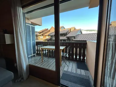 a balcony with a table and a window at Studio équipé / centre station in Les Carroz d'Araches
