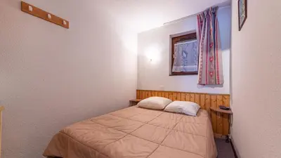 a small bedroom with a bed in a room at Grand Morillon 116 - Appt pied des pistes - 5 pers in Morillon