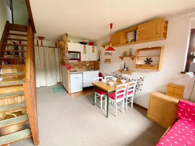 a building with snow on top of it on a ski slope at Appartement 2 pièces mezzanine au pied des pistes - 5 personnes - FR-1-815-91 in Morillon