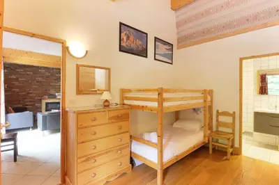 a bedroom with a bunk bed and a dresser at Le Quatre - 75m2 Charmant Duplex - Central - 8-10 pax 3ch in Saint-Gervais-les-Bains