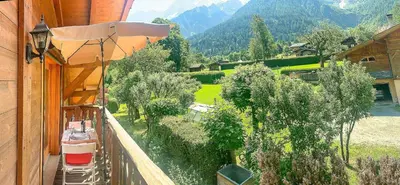 an outdoor balcony with a view of a garden at Appartement Yoga - Vues Chaîne du Mont-Blanc - Calme - Espace Yoga Spacieux in Les Houches