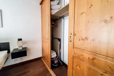 a small room with a closet and a door at Les Alpes 3 - Central - Rénové - Vue sur la chaîne du Mont-Blanc in Chamonix-Mont-Blanc
