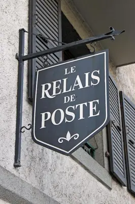 a sign on a building that reads le reliates be positive at Apartment Relais de Poste Centre Chamonix Mont Blanc in Chamonix-Mont-Blanc