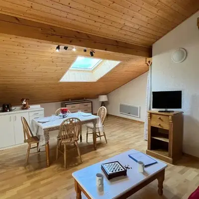 Appartement mansardé 2 pièces avec piscine et wifi - FR-1-629-124