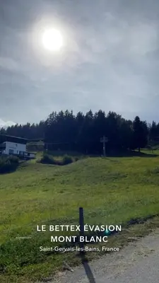 a sign for a mount blanc in a field at Le grand panorama appartement 2 chambres 4 adultes 2 enfants in Saint-Gervais-les-Bains
