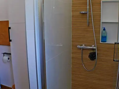 a shower with a hose in a bathroom at Appartement rénové avec terrasse et parking, fibre incluse - FR-1-629-127 in Samoëns