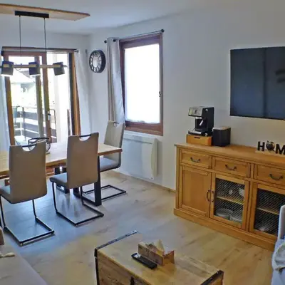 Appartement rénové avec terrasse et parking