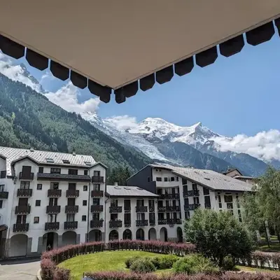 Central spacious flat with private parking