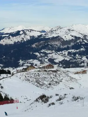 a ski resort in the snow with mountains in the background at Appartement pied des pistes - Samoëns 1600 in Samoëns