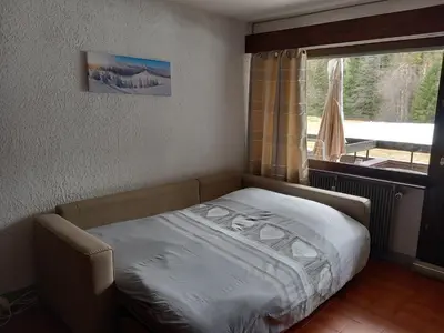a small bed in a room with a window at SKI AUX PIEDS et PIEDS DANS L'EAU in Les Contamines-Montjoie