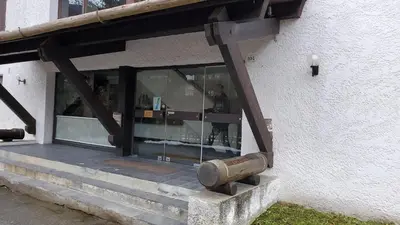 a building with a window with a barrel on it at SKI AUX PIEDS et PIEDS DANS L'EAU in Les Contamines-Montjoie