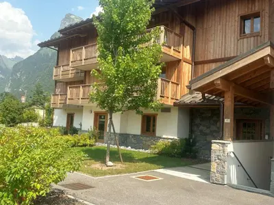 a building with a tree in front of it at Magnifique duplex 3 chambres près du Grand Massif, wifi et garage - FR-1-624-136 in Samoëns