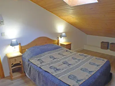 a bedroom with a bed and two night stands at Appartement T4 pour 8 pers, animaux admis, parking - FR-1-629-131 in Samoëns