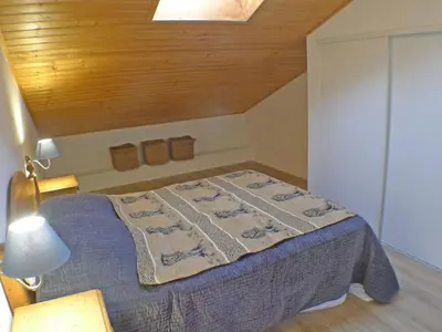 a bedroom with a bed with a blanket on it at Appartement T4 pour 8 pers, animaux admis, parking - FR-1-629-131 in Samoëns