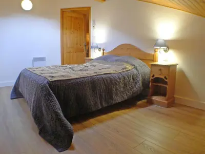 a bedroom with a bed and a wooden floor at Appartement T4 pour 8 pers, animaux admis, parking - FR-1-629-131 in Samoëns