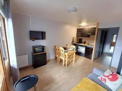a small apartment with a kitchen and a dining room at Studio cosy de 23 m2 à la montagne in Samoëns