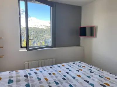 a bedroom with a bed and a window at Appart 6 personnes, balcon plein sud in Flaine