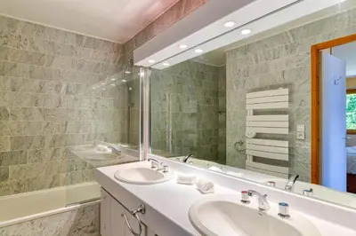 a bathroom with two sinks and a large mirror at Les Terrasses de Bel Alp in Saint-Gervais-les-Bains