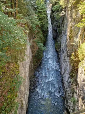 a stream of water flowing down a rocky cliff at Appartement Le Carlina 22B -MERCI DE LIRE TOUT ET disposition des chambres pour éviter une mauvaise note - Ce nest PAS un Hôtel - MINIMUM 5 nuits - sans le linge de maison - Vue sur le Criou - Sil y a de la place sur le parking, vous pouvez vous y garer in Samoëns