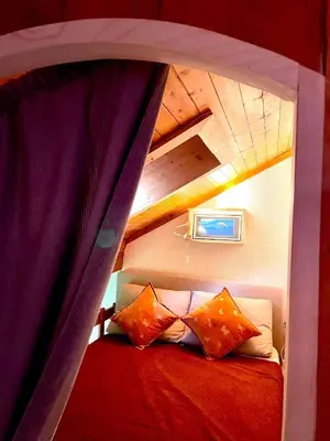 a bedroom with a bunk bed in a room at Appartement 6 personnes les Contamines Montjoie in Les Contamines-Montjoie