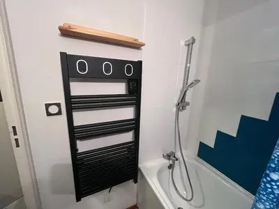 a bathroom with a shower with a black rack at Aux Pieds des pistes en plein soleil in Les Contamines-Montjoie