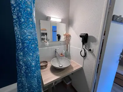 a bathroom with a sink and a mirror at Aux Pieds des pistes en plein soleil in Les Contamines-Montjoie