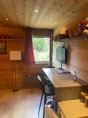 a room with a desk and a television in a cabin at LOUE STUDIO MEGEVE in Megève