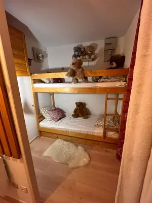 a room with two bunk beds with teddy bears on them at Appartement vue montagne proximité ski et parcours TMB in Les Contamines-Montjoie