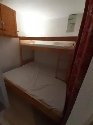 an empty bunk bed in a small room at Appartement vue montagne proximité ski et parcours TMB in Les Contamines-Montjoie