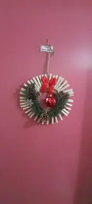 a christmas wreath hanging on a pink wall at Appartement vue montagne proximité ski et parcours TMB in Les Contamines-Montjoie
