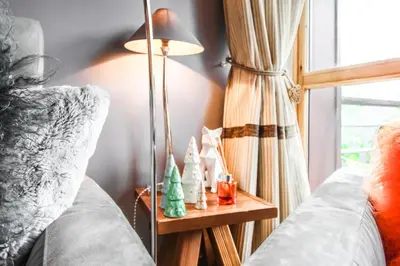 a bedroom with two beds and a lamp and a window at Joli, spacieux appartement T3 sud ski aux pieds, parking in Flaine