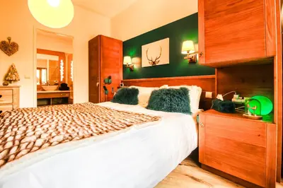 a bedroom with a large bed and a bathroom at Joli, spacieux appartement T3 sud ski aux pieds, parking in Flaine