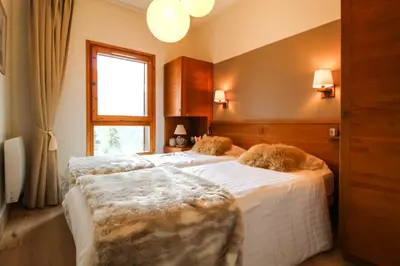 a bedroom with two beds and a window at Joli, spacieux appartement T3 sud ski aux pieds, parking in Flaine