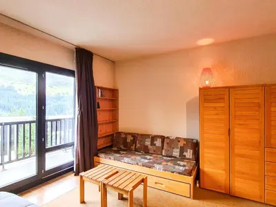 a room with a bench in front of a window at Studio confortable, balcon sud, proche pistes, casier à ski - FR-1-425-203 in Arâches-la-Frasse