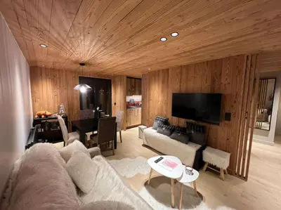 a living room with a couch and a table at Appartement chaleureux Megève in Demi-Quartier