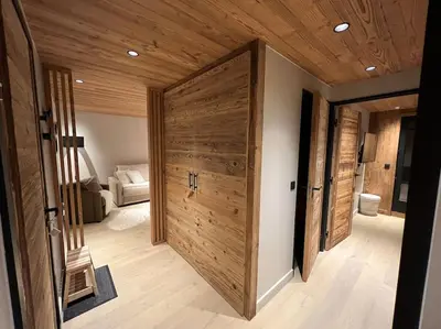 a small room with two bunk beds in it at Appartement chaleureux Megève in Demi-Quartier
