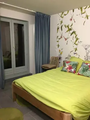 a bedroom with a green bed and a window at Lyret - Centre ville, vue MontBlanc, parking, wifi in Chamonix-Mont-Blanc
