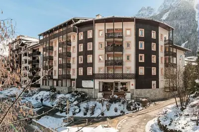 a large building with a courtyard in the snow at Résidence La Rivière - maeva Home - Appartement 2 pièces 6 personnes - Sélection MAE-8671 in Chamonix-Mont-Blanc