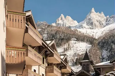 a building with a view of a snowy mountain at Résidence La Ginabelle - maeva Home - Appartement 3 pièces 6 personnes - Prestige MAE-4044 in Chamonix-Mont-Blanc