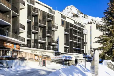 a building in the snow with a mountain in the background at Résidence La Forêt - maeva Home - Appartement 2 Pièces 5 Personnes - Confort MAE-4236 in Flaine