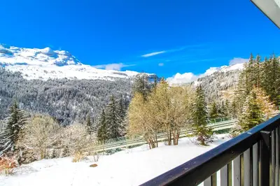 a balcony with a view of a snow covered mountain at Studio Cabine Sud, centre de Flaine, linge et menage compris in Flaine
