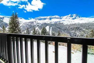 a balcony with a view of snow covered mountains at Studio Cabine Sud, centre de Flaine, linge et menage compris in Flaine