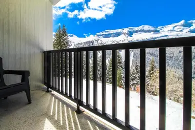 a balcony with a view of snow covered mountains at Studio Cabine Sud, centre de Flaine, linge et menage compris in Flaine