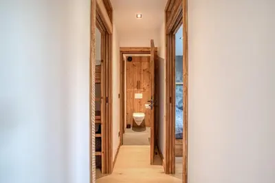 a hallway leading to a bathroom with a toilet at Appartement 2 chambres en centre-ville de Megève in Megève