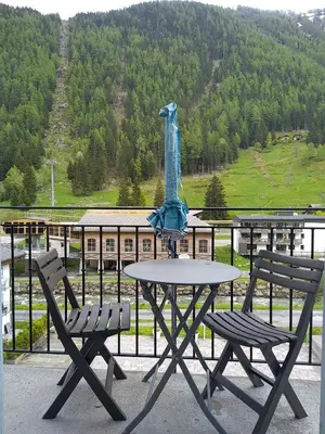 a table with two chairs and a statue on top of it at Duplex résidence spa Mont-Blanc in Vallorcine
