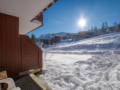 a snow covered ski slope with the sun in the background at Appartement sud vue pistes, terrasse, équipement complet, sans animaux - FR-1-642-84 in Morillon