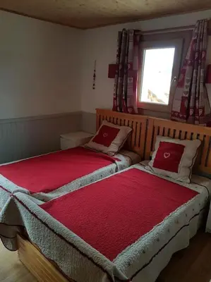 two beds sitting next to each other in a bedroom at Bethel-Mont-Blanc in Saint-Gervais-les-Bains