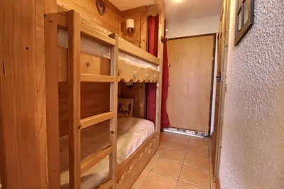 a room with two bunk beds in a cabin at Studio coin nuit style chalet in Saint-Gervais-les-Bains