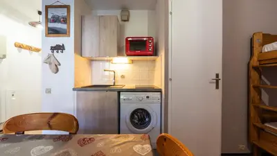 a small kitchen with a washing machine and a microwave at Grande Neige 23 - Appt pied des pistes 4 pers in Morillon